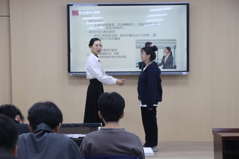 机械学院青马班开展社交礼仪专题...